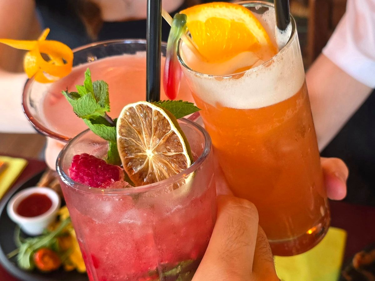 Gäste stoßen mit Cocktails an