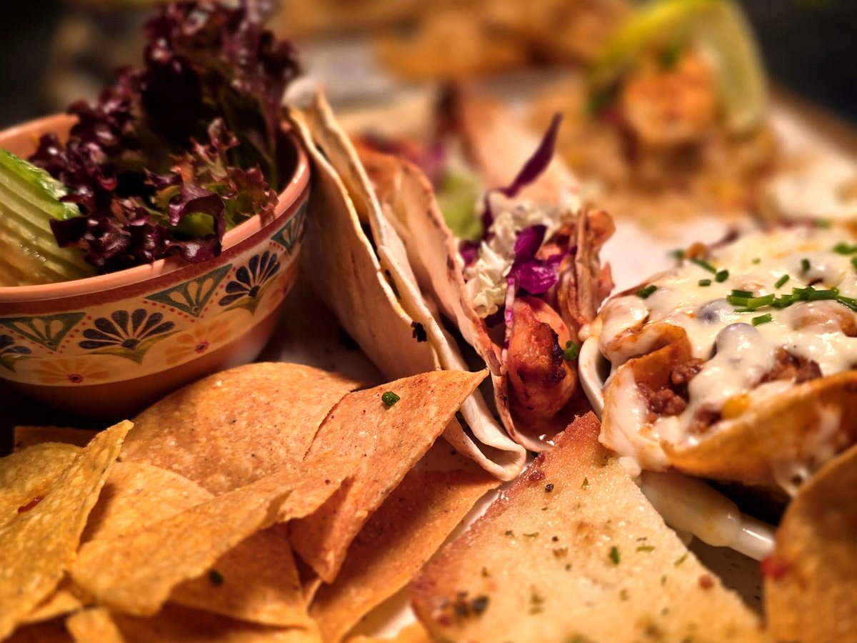 Nachos mit geschmolzenem Käse, Salsa und Jalapeños